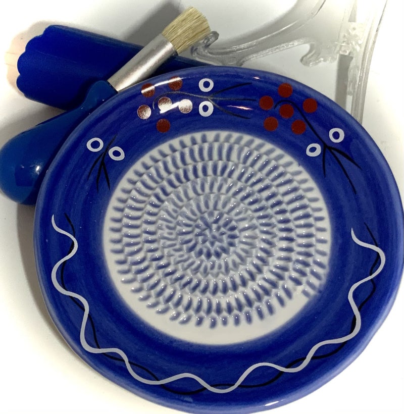 BonCera, All-in-one Premium Ceramic Garlic Grater Plate 4-Piece Set - White Line on Blue Design - For Garlic, Ginger, Chocolate, and more! - Comes with 5.25" Plate, Peeler, Brush, and Stand - Image 5
